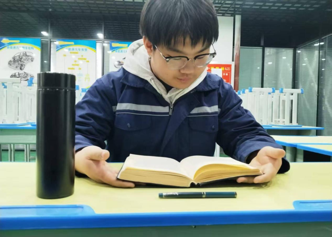 书林漫步 经典共享：学生荐书《给青年的十二封信》